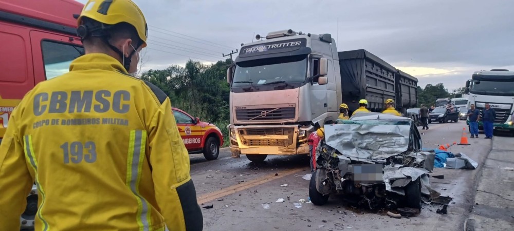 Acidente grave na BR-280 provoca duas mortes e deixa três pessoas feridas