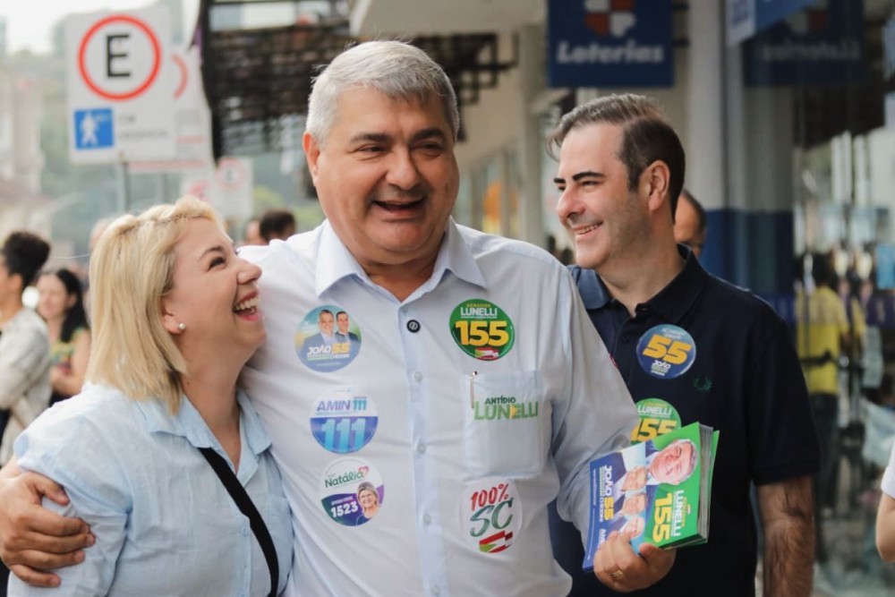Candidato ao Senado, Lunelli inaugura comitê em Jaraguá do Sul ao lado da majoritária e faz caminhada pelo Centro