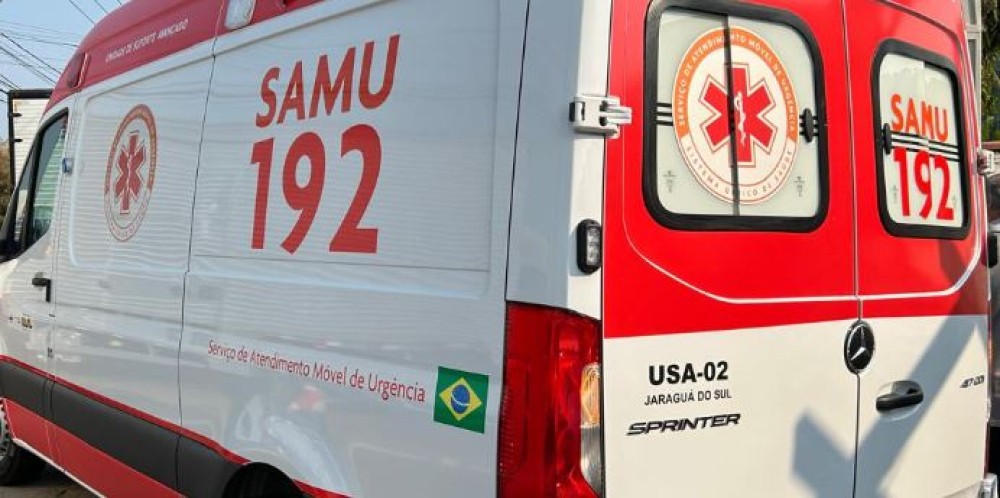 Homem ameaça equipe do SAMU com facas durante atendimento em Jaraguá do Sul