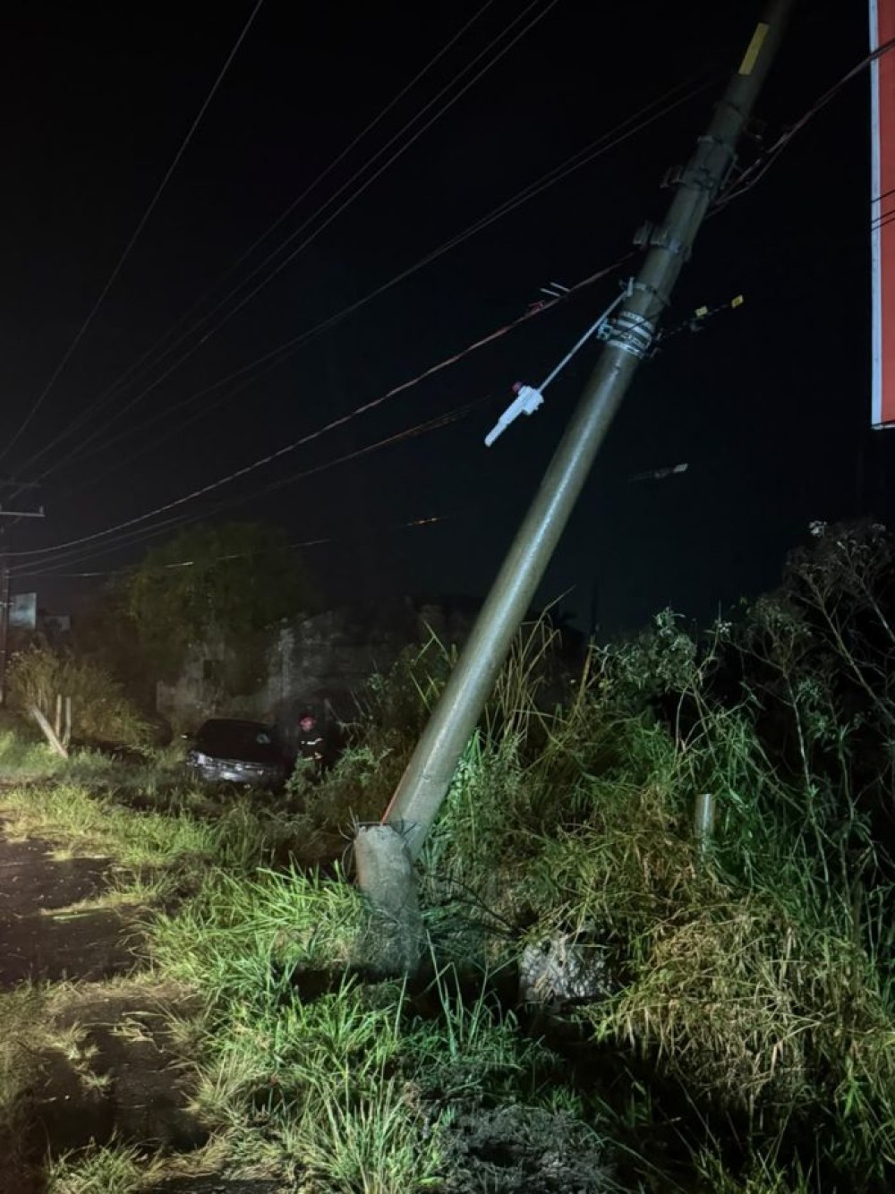 Jovem fica ferido após perder controle do carro e atingir poste