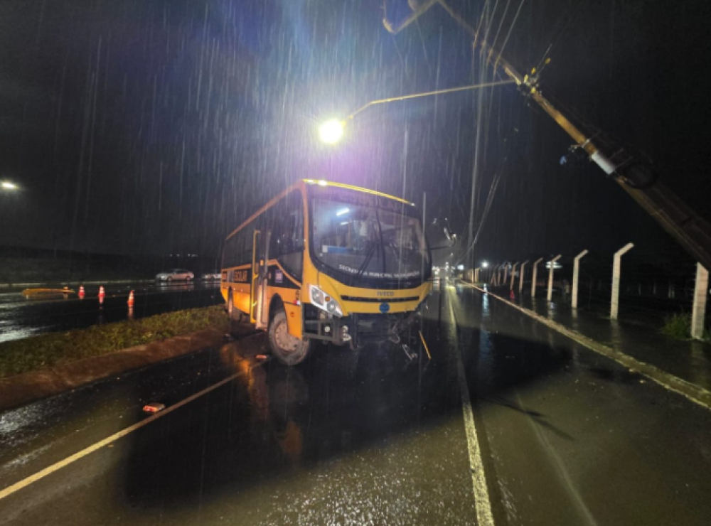 Colisão entre ônibus escolar e dois carros deixa cinco feridos na BR-282