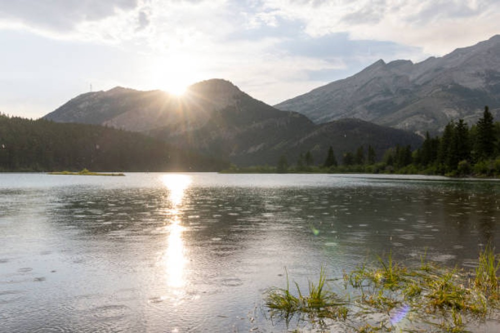 Semana começa com sol, calor e aquela chuva “só pra lembrar que é verão” em SC