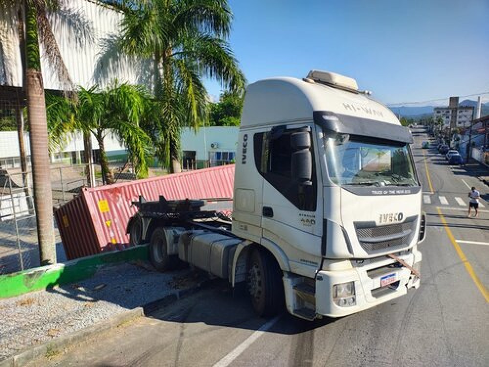 Caminhão perde força em morro e atinge muro em Jaraguá do Sul