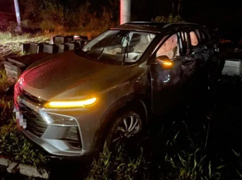 Idoso fica ferido após colisão entre carro e caminhão na BR-470