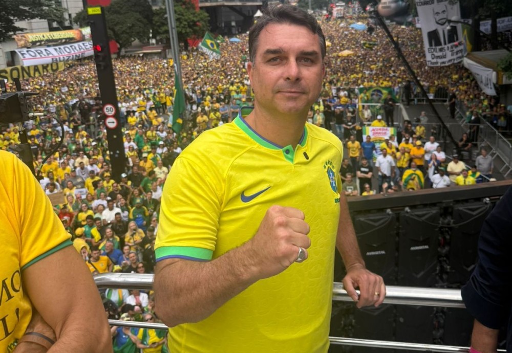 Surgem as primeiras camisetas em apoio a Flávio Bolsonaro