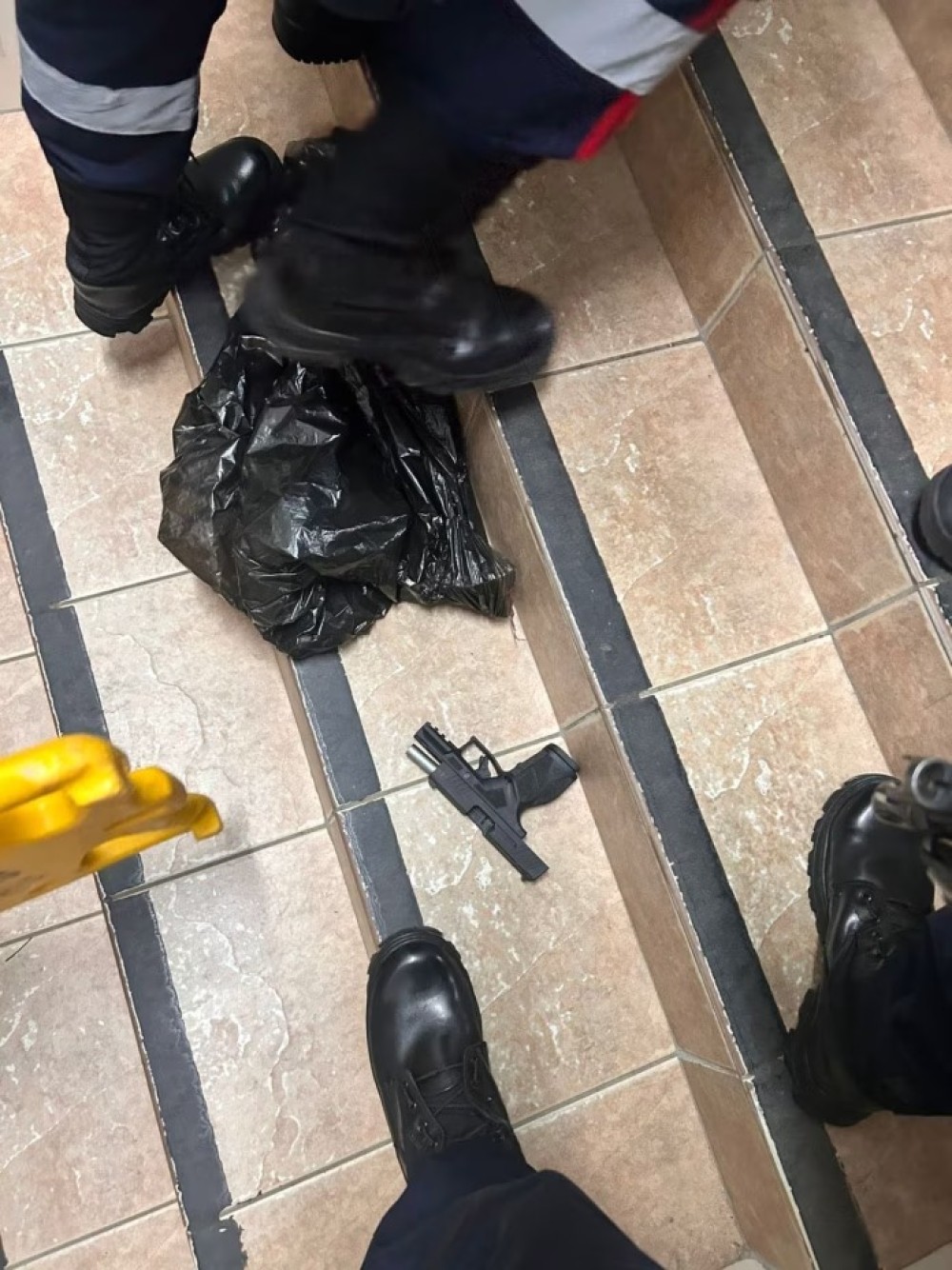 TRAGÉDIA: Aluno de 13 anos invade escola e mata duas funcionárias a tiros