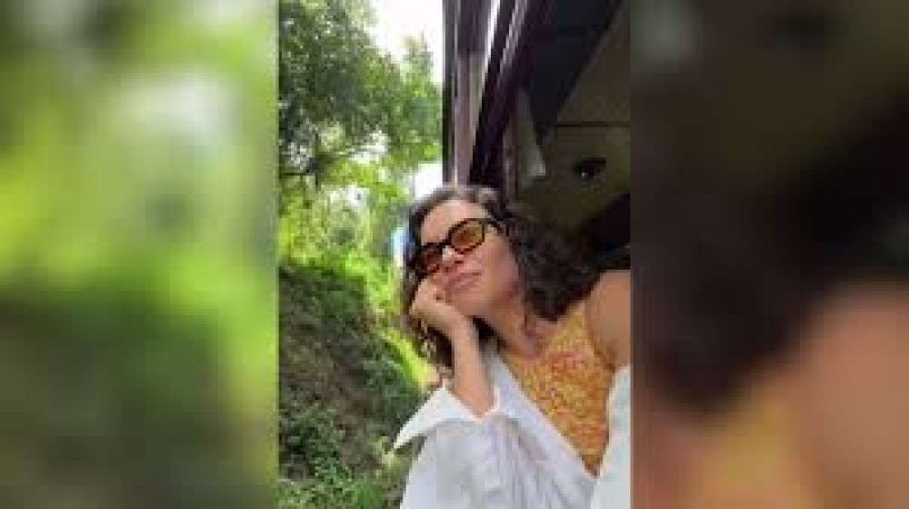 VÍDEO: Atriz Bruna Linzmeyer faz passeio de trem com a avó em Corupá