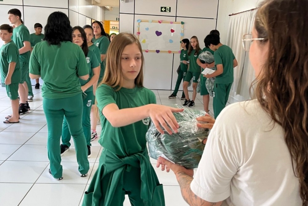 Jaraguá do Sul inicia entrega de mais de 20 mil kits de uniformes escolares