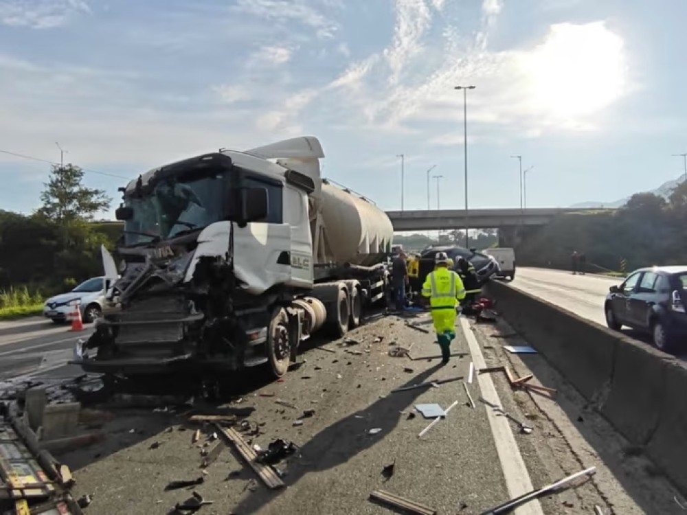 Acidente com carreta bloqueia totalmente a BR-101 em Penha