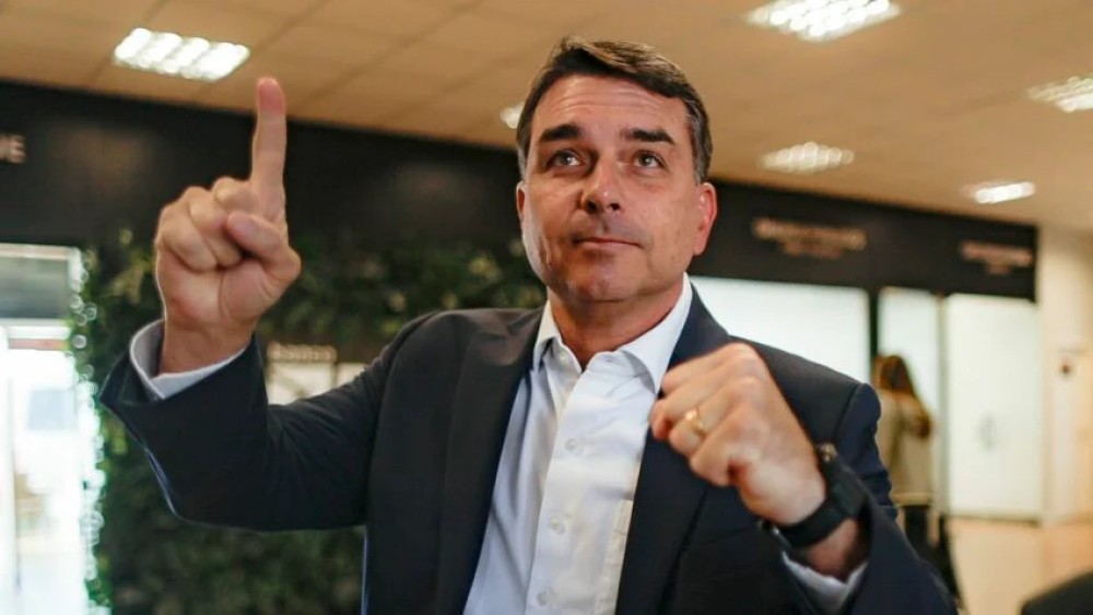 AGORA: Flávio Bolsonaro anuncia vice para disputa à Presidência