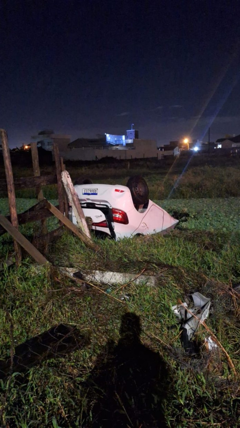 Motorista escapa ileso após carro capotar e cair em mangue