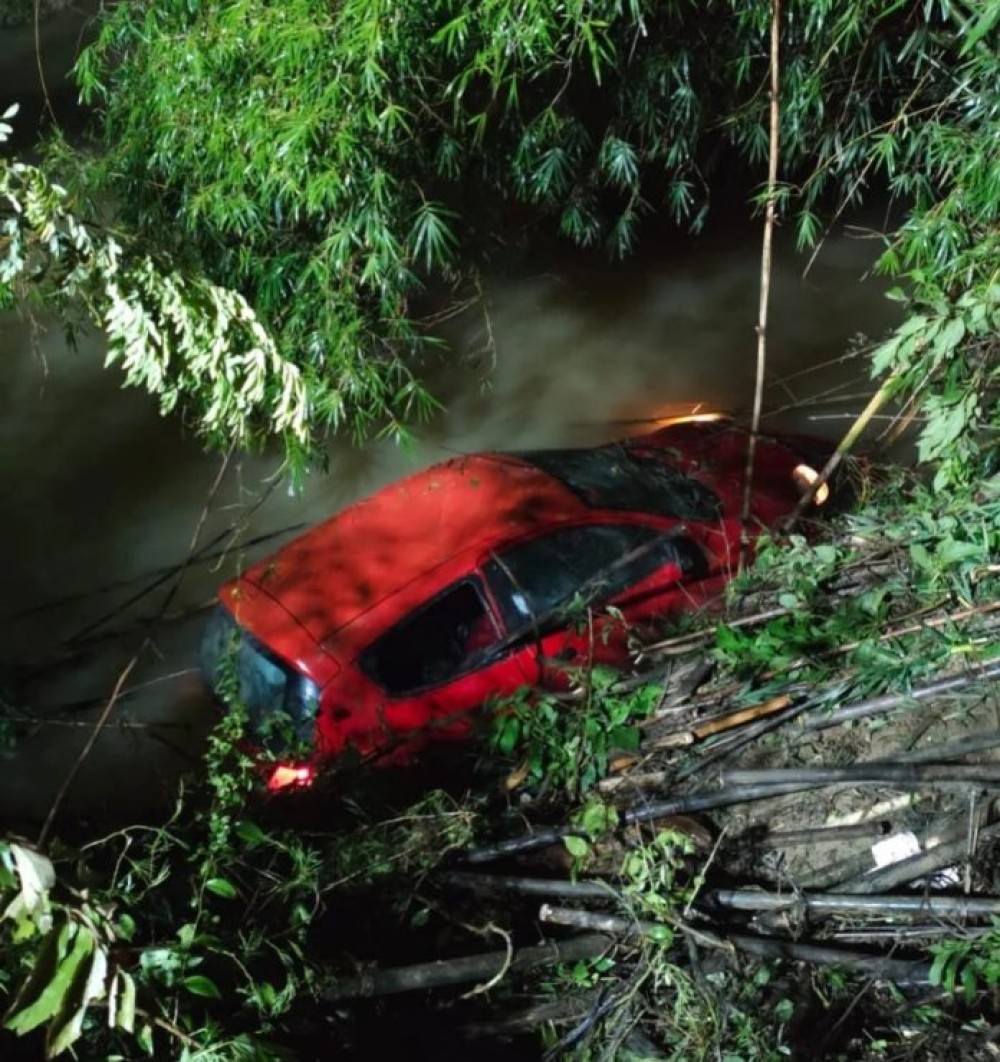 Motorista é resgatada após carro sair da pista e cair em rio