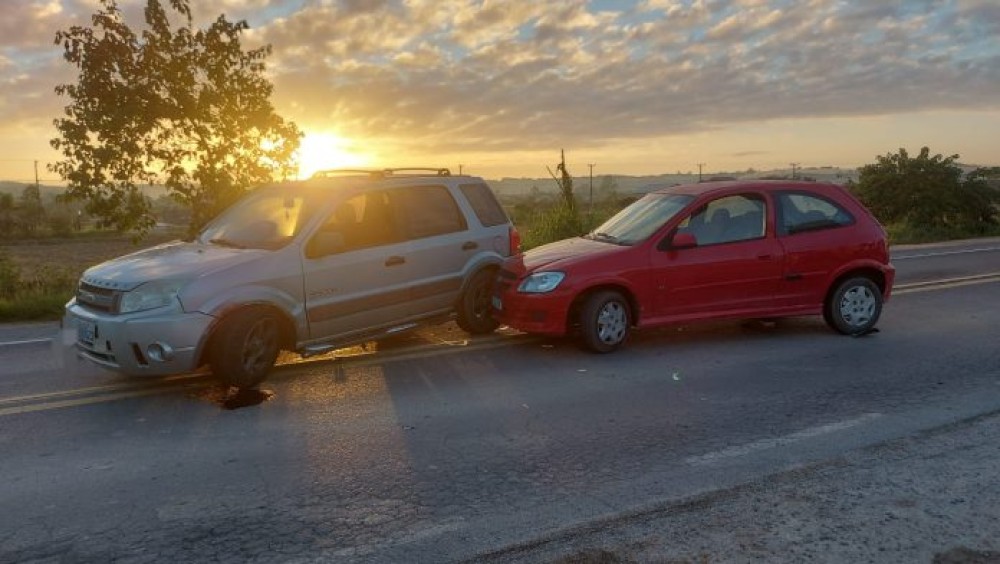 Criança de 3 anos fica ferida após colisão entre veículos na SC-443
