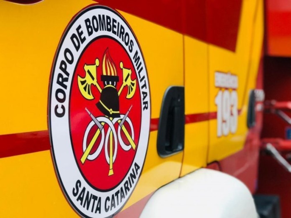 GRAVE: Colisão entre moto e micro-ônibus deixa motociclista ferido na SC-108