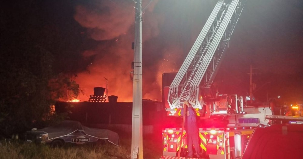 VÍDEO:  Incêndio atinge fábrica de plásticos e causa pânico