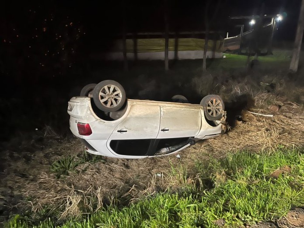 Dois homens ficam feridos após carro sair da pista e capotar na SC-355