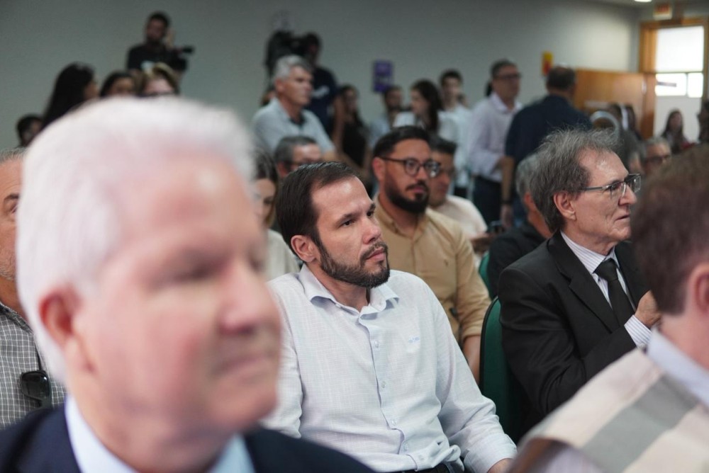 Presença de Almeida na entrega do acelerador linear gera debate, mas vereador é categórico: “Saúde não tem lado político