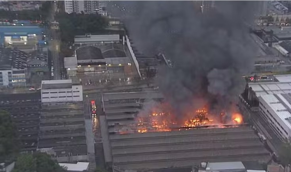 Incêndio em fábrica de tinta mobiliza 10 caminhões dos bombeiros