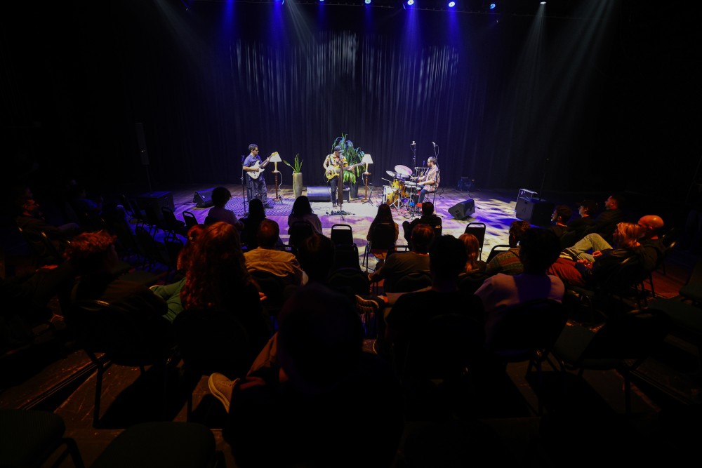 Trio 407 abre Festival SCAR 70 anos com show autoral de jazz em formato de arena
