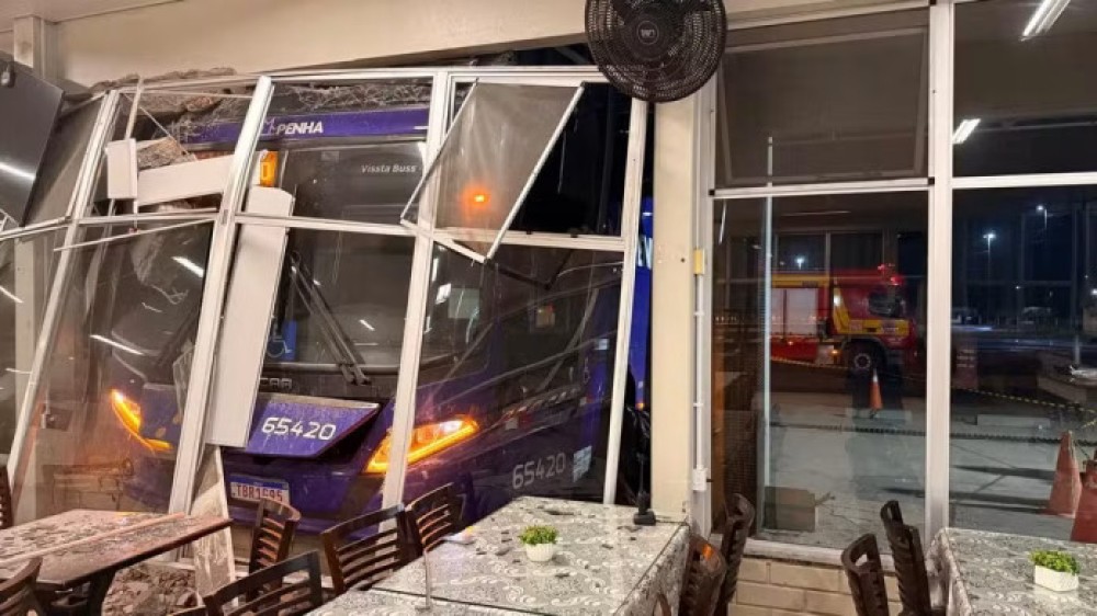 Ônibus invade restaurante e mata gerente prensada em SC