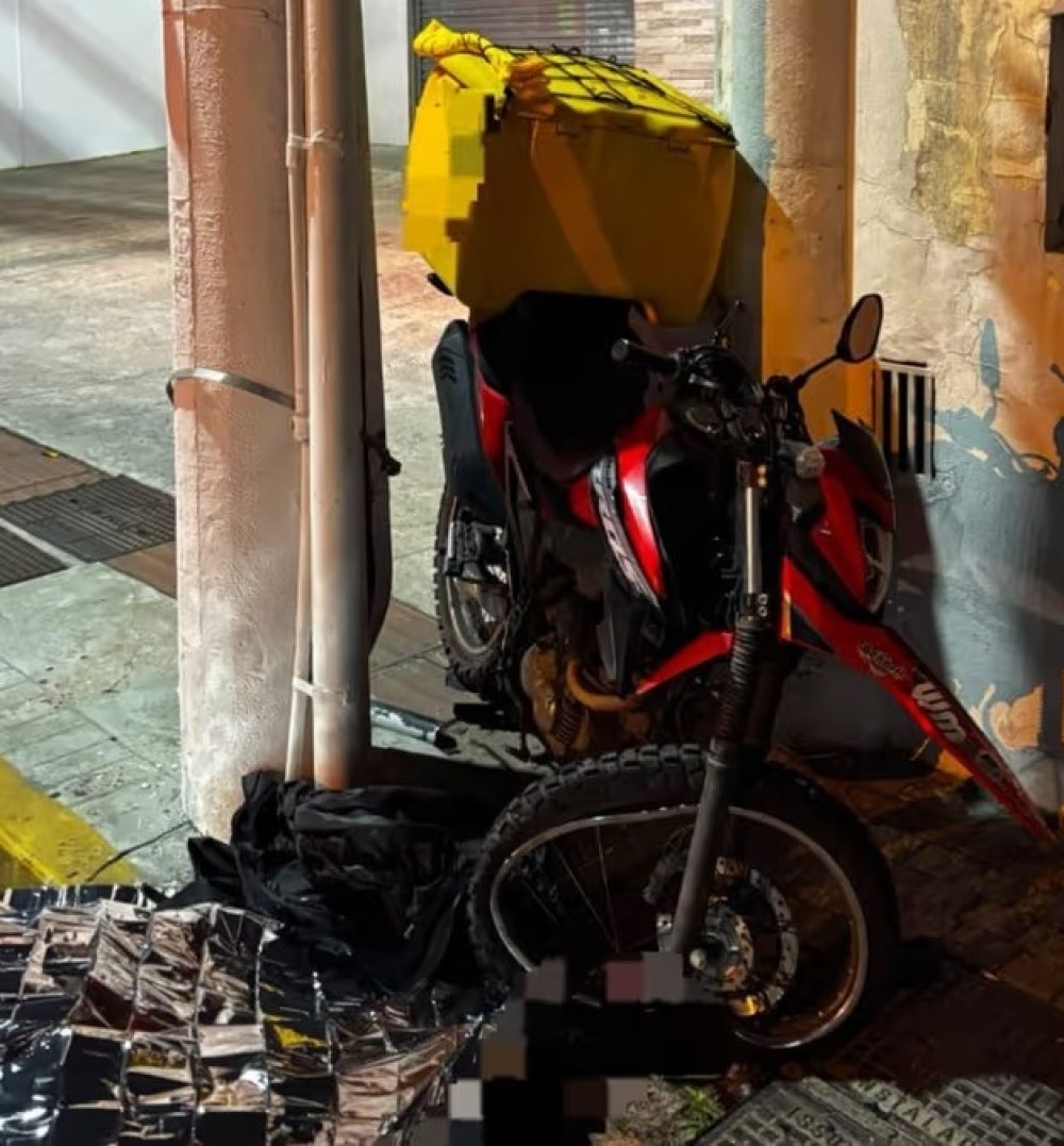 Entregador morre após bater moto contra poste durante a madrugada