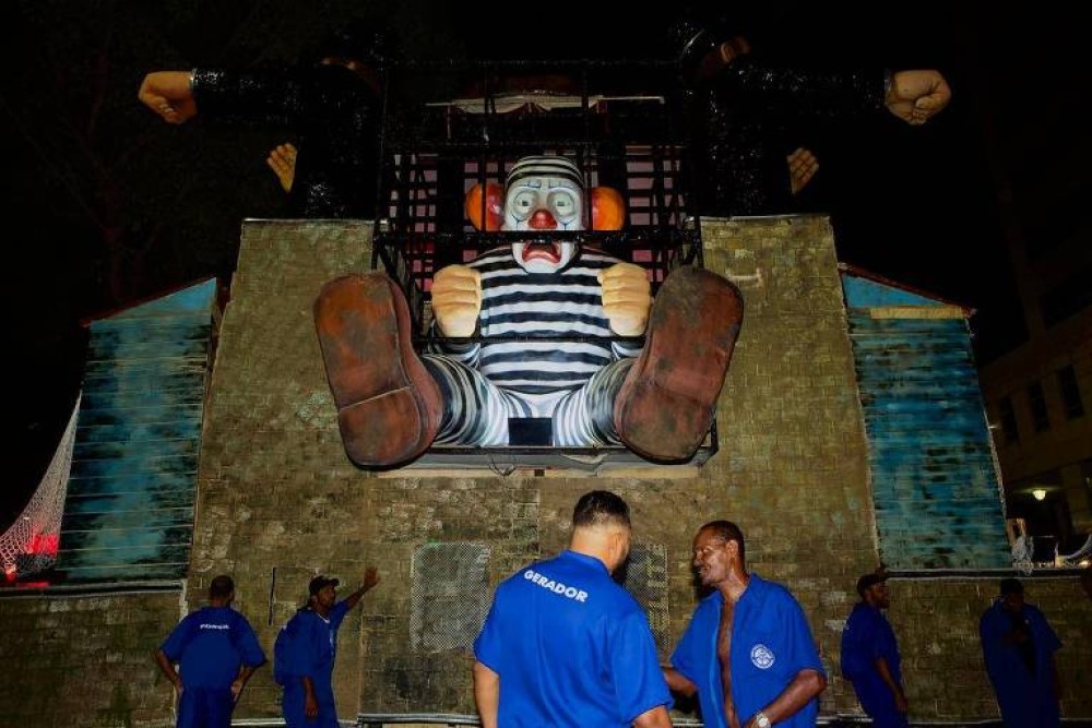 Carnaval: Desfile em homenagem a Lula representa Bolsonaro como palhaço dentro de uma cela