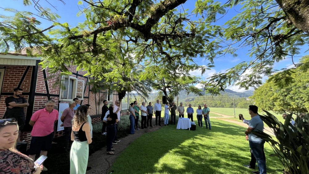 Vai iniciar a pavimentação da Rua Alfredo Emílio Ernesto Benkendorf