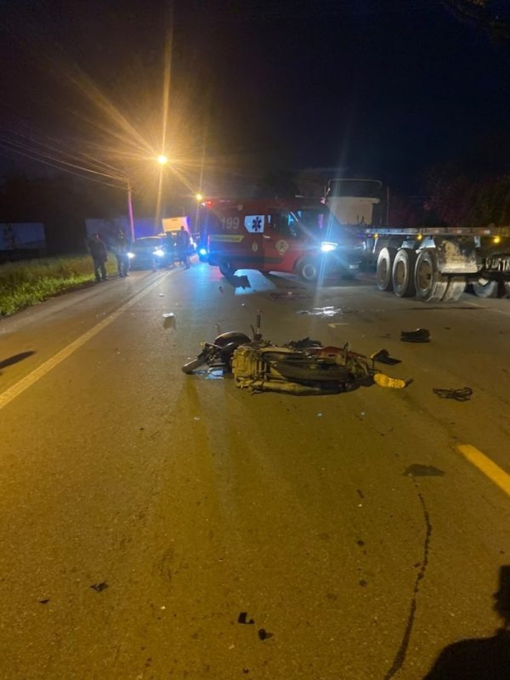 Grave colisão entre carro e moto termina com motociclista morto