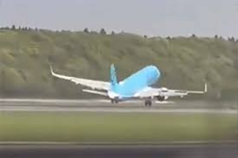 VÍDEO: Avião toca o chão, arremete e quase bate