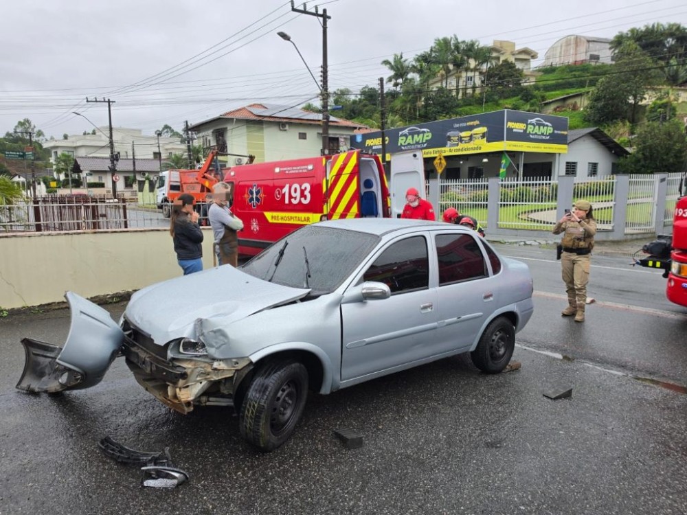 Motorista fica ferido após carro colidir na Rua João Januário Ayroso em Jaraguá do Sul