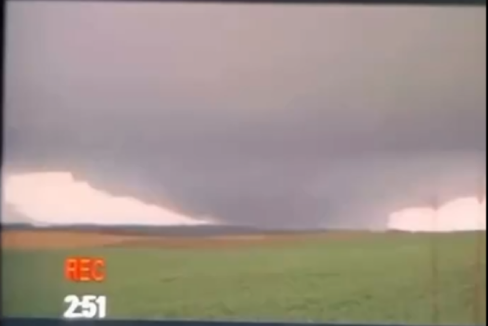 (VÍDEO) Assustador: Tornado atinge Oeste de SC e causa destruição