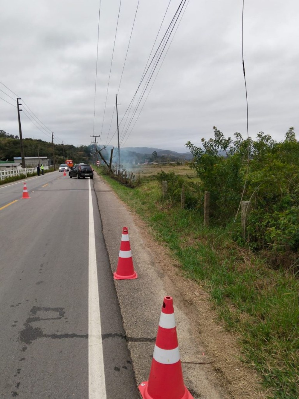 Motorista perde o controle e bate carro contra poste na SC-437