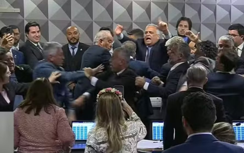 Quebra de sigilo de Lulinha é aprovada e confusão toma conta da CPMI