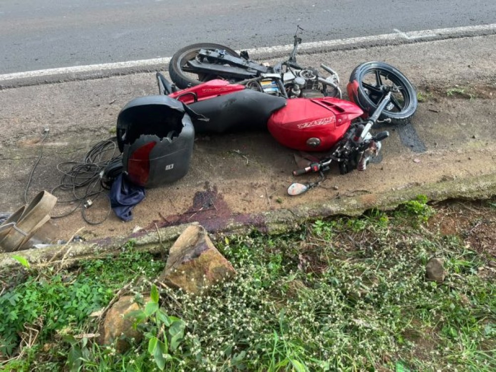 Motociclista morre após tentar ultrapassar carreta em curva proibida em SC