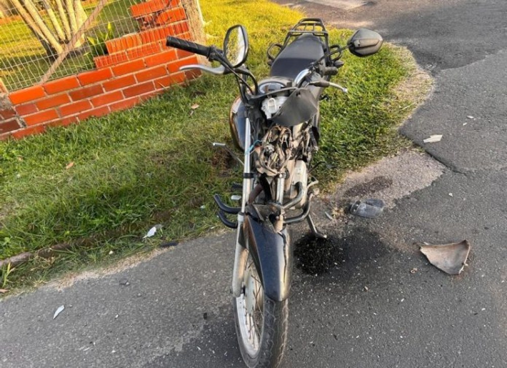 Colisão entre moto e carro deixa jovem gravemente ferido 