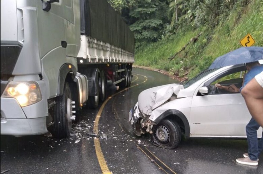 Carro bate em carreta que subia o Rio Molha