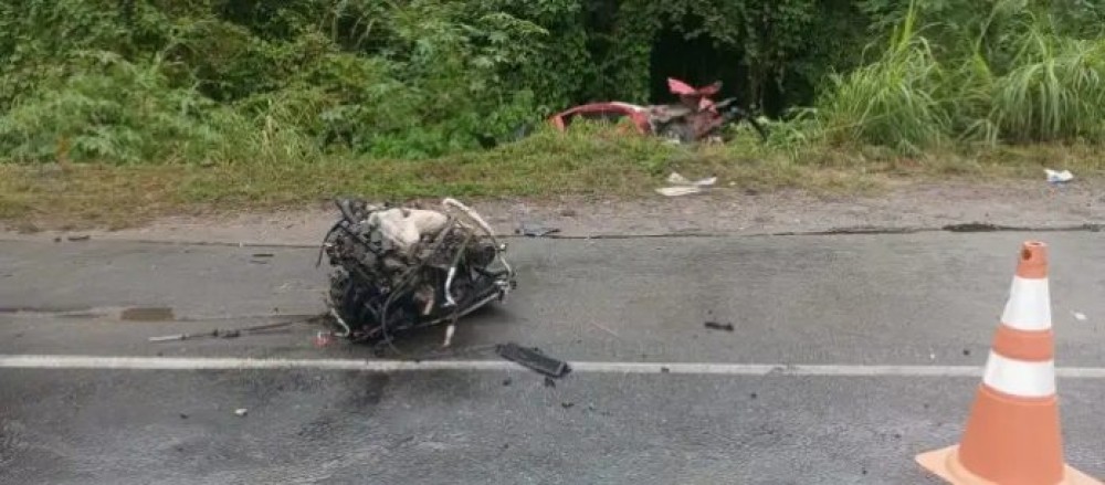 VÍDEO: Colisão forte arremessa motor para fora de carro em Rio do Sul