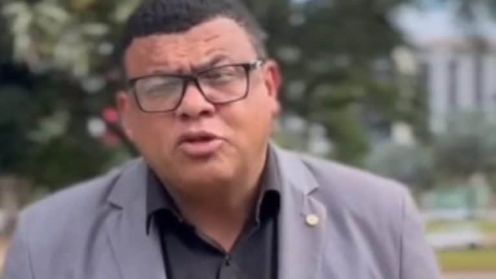 Vídeo mostra deputado do Paraná brigando com garota de programa