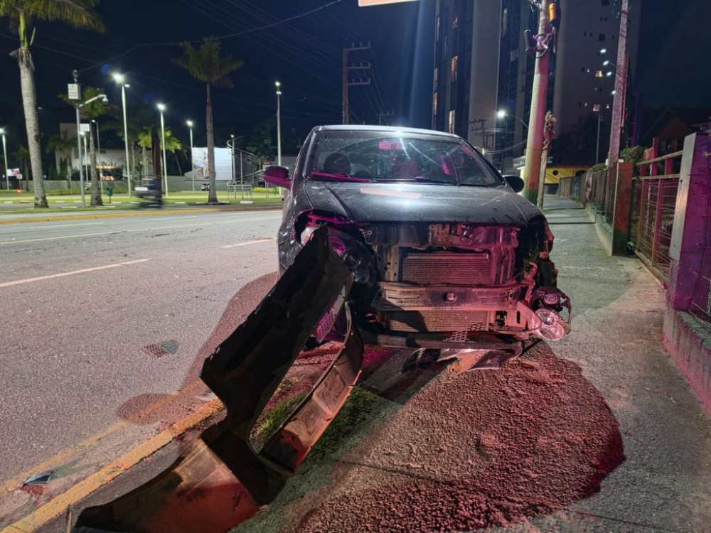 Motociclista fica ferido após colisão frontal e motorista foge do local em Jaraguá do Sul