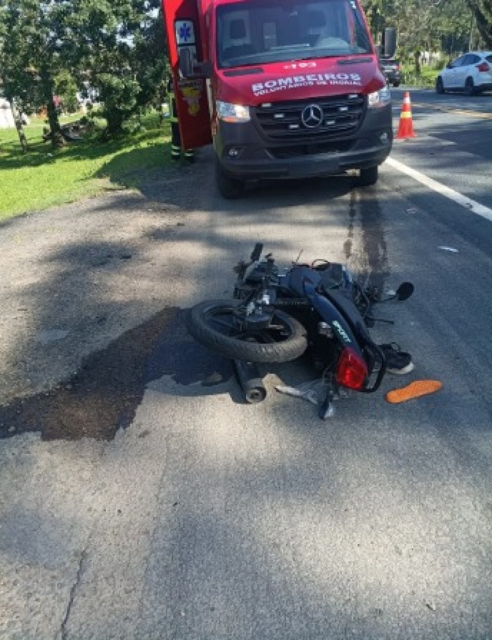 Motociclista de 37 anos morre após colisão com carreta na BR-470