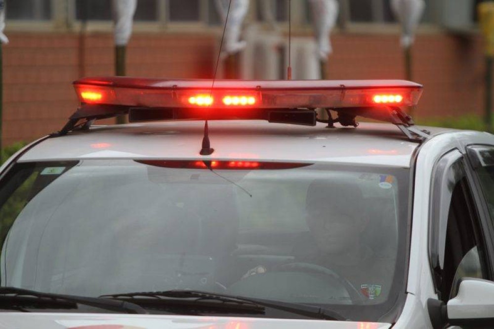 Mulher foge de casa e sofre crise de ansiedade após ameaças