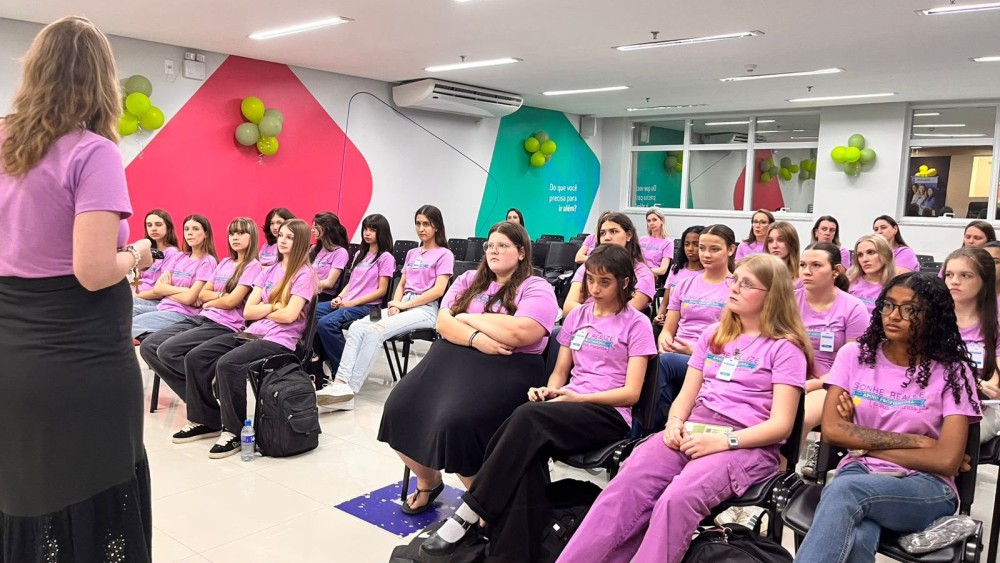 Programa gratuito oferece formação e desenvolvimento profissional para meninas de 14 a 18 anos em Jaraguá do Sul