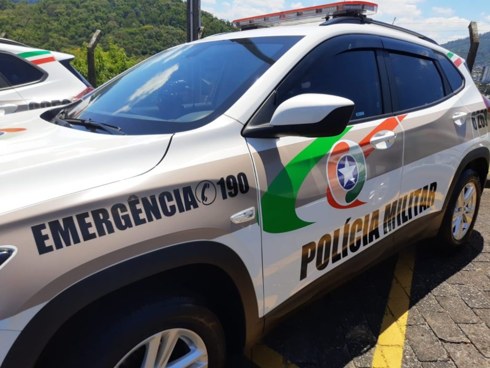 Homem armado com faca é detido após agredir companheira e desacatar policiais em Jaraguá do Sul