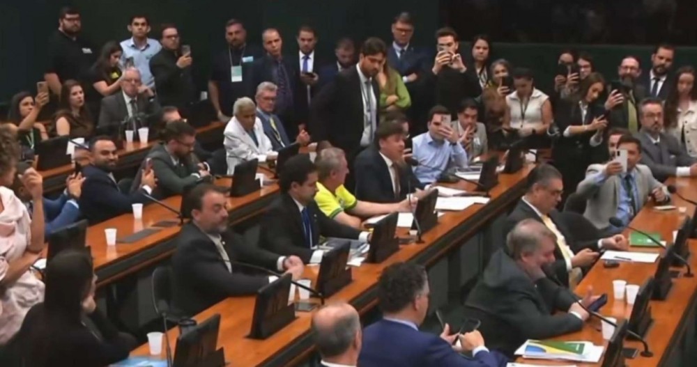 URGENTE: Redução da maioridade penal é aprovada na CCJ e esquerda surta (veja o vídeo)