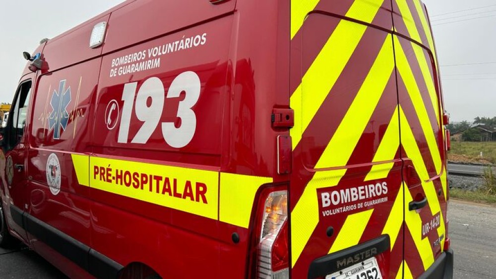 Jovem fica em estado grave depois de bater moto contra poste em Guaramirim