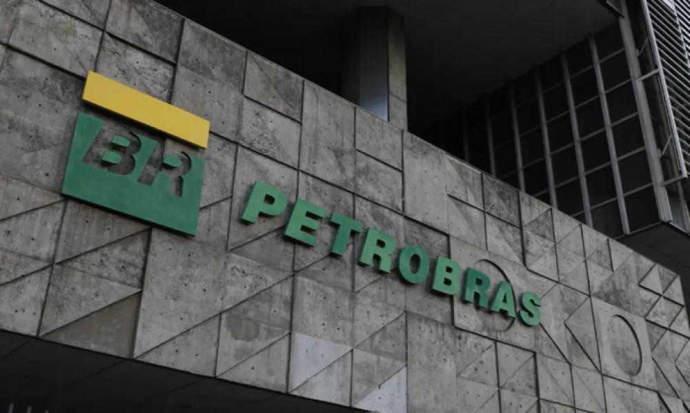 Com alívio da guerra, Petrobras reduz preço do querosene de aviação