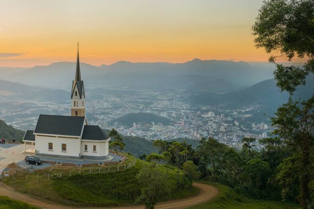 Turismo invisível: encontro em Jaraguá do Sul debate como bastidores da hospitalidade fortalecem economia regional