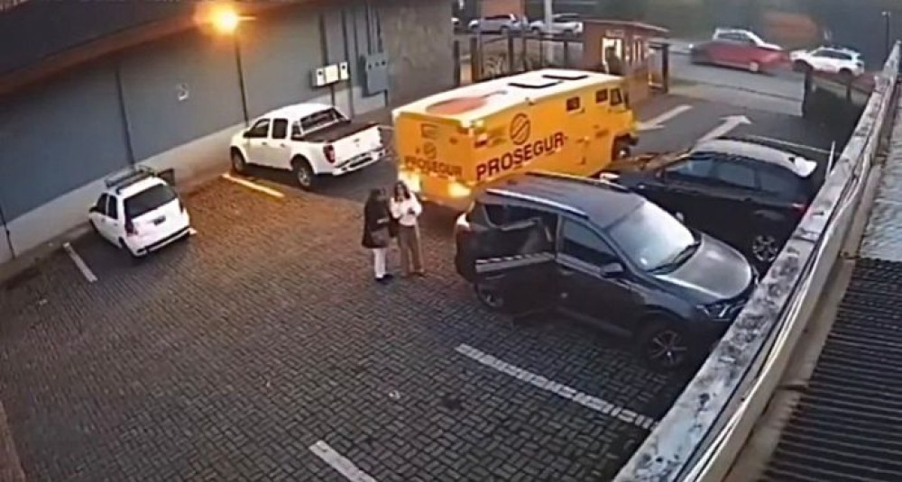 VÍDEO: Carro-forte da Prosegur atropela duas mulheres
