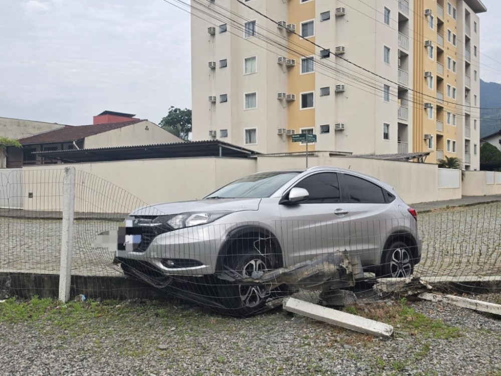 Motorista perde o controle de SUV e bate contra cerca em Jaraguá do Sul