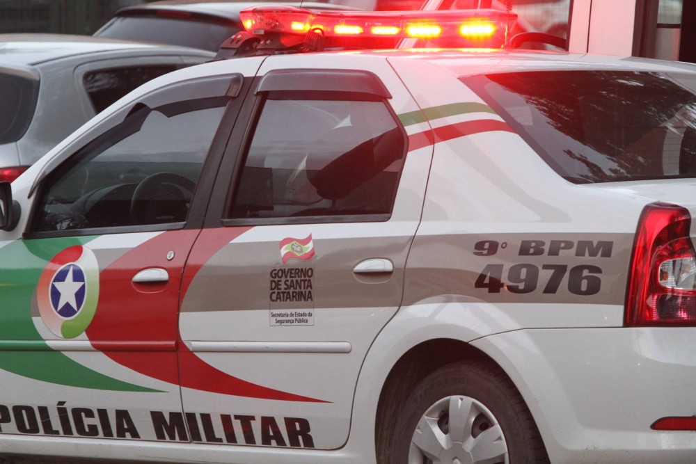 Idosa é trancada em banheiro durante assalto a residência